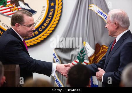 17 avril 2018, Raleigh, NC, USA : Robert J. Higdon Jr. (izq.), fiscal fédéral para el distrito este de North Carolina, estrecha la mano del entonces fiscal general Jeff sessions, antes de que sessions hablara sobre el plan de la administraciÃ³n Trump para combatir la Crisis de opioides en la naciÃ³n, el martes 17 de abril de 2018 en la Oficina del fiscal de Estados para el Distrito Este de North Carolina, Raleigh. (Crédit image : © TNS via ZUMA Wire) Banque D'Images