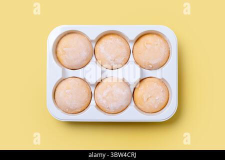 Crème glacée japonaise à la mangue mochi sur fond jaune Banque D'Images