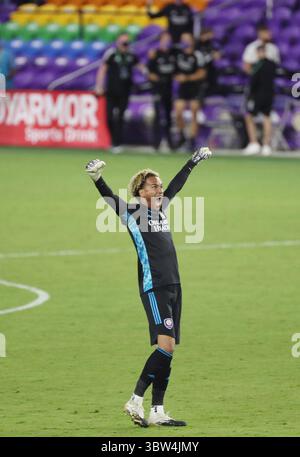 4 novembre 2020, Orlando, FL, États-Unis : Pedro Gallese, gardien de but d'Orlando City, célèbre après une victoire de 2-1 contre l'équipage de Columbus au stade Exploria à Orlando, Floride, le mercredi 4 novembre 2020. Orlando a gagné, 2-1, pour décrocher une place de playoffs à domicile. (Crédit image : © TNS via ZUMA Wire) Banque D'Images