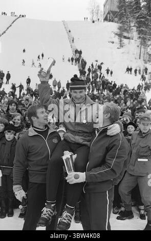 6-1-1970 actuel : forme supérieure et optimisme. Championnat norvégien de saut, grande colline. Vainqueur Bjørn Wirkola avec le trophée du roi. Il est porté par Ingolf Mork et Ronald Jensen (à gauche).photo : Ivar Aaserud / Current / NTB ***la photo n'est pas traitée*** *le texte est traduit automatiquement* Banque D'Images