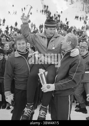 6-1-1970 actuel : forme supérieure et optimisme. Championnat norvégien de saut, grande colline. Vainqueur Bjørn Wirkola avec le trophée du roi. Il est porté par Ingolf Mork et Ronald Jensen (à gauche).photo : Ivar Aaserud / Current / NTB ***la photo n'est pas traitée*** *le texte est traduit automatiquement* Banque D'Images