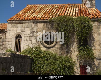 Fenêtre ronde dans une vieille maison en briques. Maison traditionnelle. Éléments de décoration architecturale des bâtiments, vieilles fenêtres et arches dans les rues, publi Banque D'Images