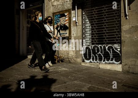8 novembre 2020, Barcelone, Catalogne, Espagne : deux femmes avec une promenade en chien devant un graffiti de l'artiste urbain italien 'TVBoy', Salvatore Benintende, intitulé 'If I Can change and You Can change, Everybody Can change' représentant le président américain élu Joe Biden après le tour des élections américaines de 2020 (crédit image : © Matthias Oesterle/ZUMA Wire) Banque D'Images