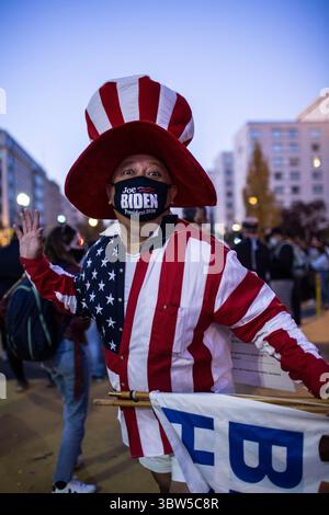 7 novembre 2020, Washington, District de Columbia, États-Unis : un partisan du président élu Joe Biden et de son coéquipier vice-président élu Kamala Harris pose pour la photographie tout en célébrant et se rassemblant à Black Lives Matter Plaza près de la Maison Blanche. Selon plusieurs médias, le candidat à la présidence Joe Biden a vaincu le président américain sortant Donald Trump pour devenir le 46e président des États-Unis. (Crédit image : © Probal Rashid/ZUMA Wire) Banque D'Images