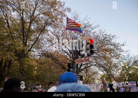 7 novembre 2020, Washington, District of Columbia, États-Unis : un partisan du président élu américain Joe Biden et de son coéquipier vice-président élu Kamala Harris se tient debout sur un feu de circulation, agite un drapeau américain près de la Maison Blanche tout en célébrant la victoire électorale du président élu américain Joe Biden. Selon plusieurs médias, le candidat à la présidence Joe Biden a vaincu le président américain sortant Donald Trump pour devenir le 46e président des États-Unis. (Crédit image : © Probal Rashid/ZUMA Wire) Banque D'Images