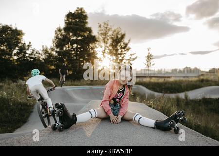Fille avec des patins à roulettes sur une patinoire Banque D'Images
