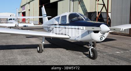 Piper PA-28-140 Cherokee avion léger, G-AVGE, stationné près des hangars de l'aéroport de Blackpool Banque D'Images