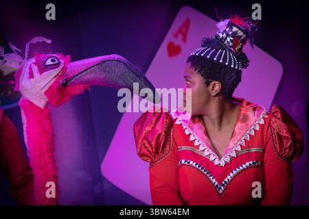 Londres, Royaume-Uni. 16 juillet 2025. Alice au pays des merveilles au Marylebone Theatre. Mettant en vedette Honey Gabriel (photo), cette production mondialement célèbre donne vie au chaos délicieux de Lewis Carroll avec des marionnettes extraordinaires, des costumes exquis et des décors. Réalisé par Nate Bertone pour DEM Productions et Ethan Walker pour Broadway Haus. Alice au pays des merveilles est jouée : 12 juillet - 31 août. Crédit : Guy Corbishley/Alamy Live News Banque D'Images