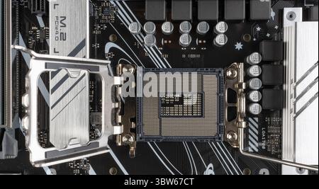 Maykop, Russie - 18 février 2025 : socket ouvert pour les processeurs Intel sur la carte mère ASUS gros plan de dessus Banque D'Images