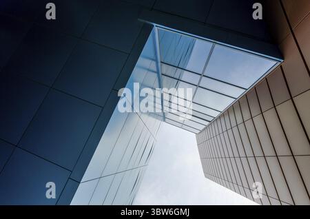 Murs et fenêtres de haut bâtiment d'affaires vue de dessous de modèle architectural de fond abstrait Banque D'Images