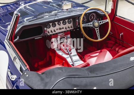Intérieur Jaguar E-type Roadster Project ZP avec cuir rouge et boiseries. Londres, Royaume-Uni, 24 décembre 2023 Banque D'Images