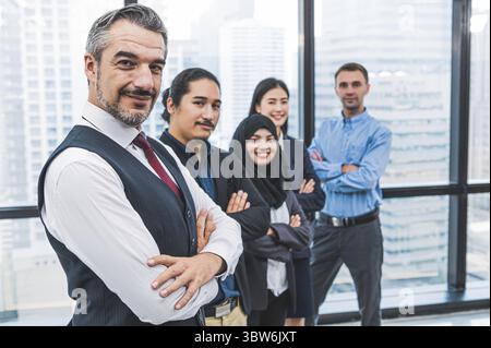 Portrait du groupe de gens d'affaires ayant confiance dans le travail réussi dans le fond de bureau moderne. Style de vie des gens et concept de collègue de partenariat. Banque D'Images
