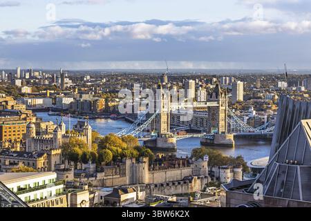 Superbe vue aérienne de Londres avec Tower Bridge, la Tamise et les gratte-ciel urbains au coucher du soleil Banque D'Images