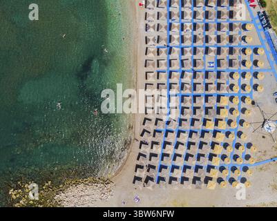 Luftaufnahmen. Blick von fliegenden Drohne. Birds-eye Blick auf den Strand au Monténégro. Top-Ansicht Banque D'Images