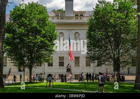 Cambridge, ma, USA - 15 juillet 2025 : vue de la statue de John Harvard en quad universitaire sur le campus de cette université privée de recherche Ivy League. Banque D'Images