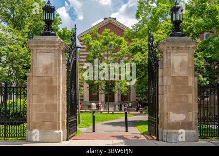 Cambridge, ma, États-Unis - 15 juillet 2025 : porte d'entrée du campus de cette université privée de recherche Ivy League. Banque D'Images