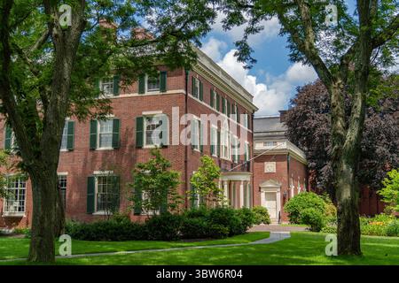 Cambridge, ma, États-Unis - 15 juillet 2025 : bâtiments historiques en briques sur le campus de cette université privée de recherche Ivy League. Banque D'Images