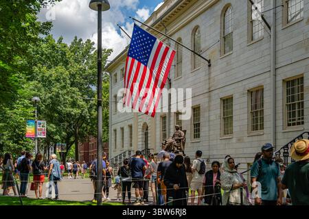Cambridge, ma, USA - 15 juillet 2025 : vue de la statue de John Harvard en quad universitaire sur le campus de cette université privée de recherche Ivy League. Banque D'Images