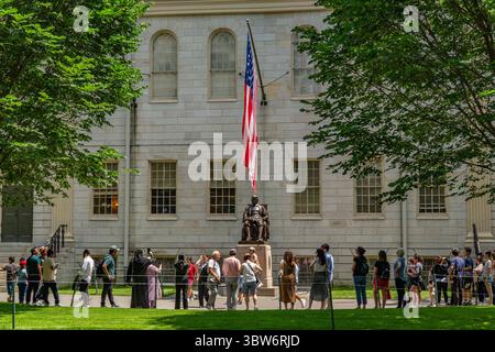 Cambridge, ma, USA - 15 juillet 2025 : vue de la statue de John Harvard en quad universitaire sur le campus de cette université privée de recherche Ivy League. Banque D'Images