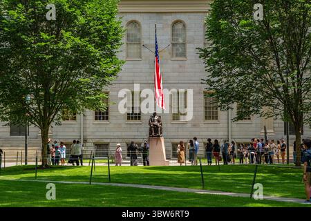 Cambridge, ma, USA - 15 juillet 2025 : vue de la statue de John Harvard en quad universitaire sur le campus de cette université privée de recherche Ivy League. Banque D'Images