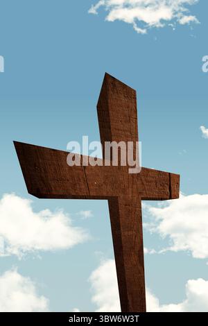 La croix en bois altérée se tient contre un ciel bleu clair avec une texture de grain visible, un design plat Banque D'Images