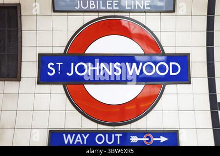 La cocarde Johns Wood Station dans le métro londonien met en valeur le design classique du métro et le patrimoine des transports britanniques. Londres, Royaume-Uni, 17 mars 2024 Banque D'Images