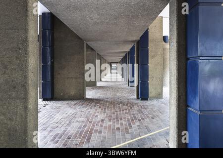 Couloir en béton symétrique au Barbican Centre à Londres, présentant l'architecture brutaliste emblématique Banque D'Images