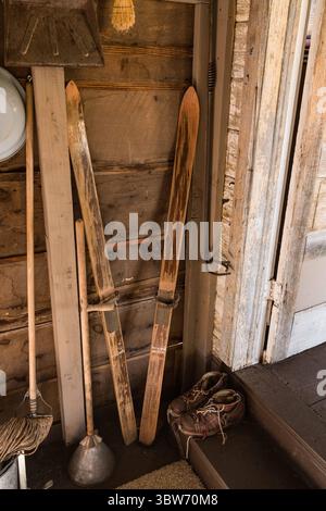 Anciennes Chaussures De Ski En Cuir Vintage – Bottes Rétro Pour Homme, Style Montagne