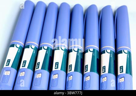 De nombreuses injections bleues pour la perte de poids et le diabète de type 2 Ozempic, gros plan. Photo de haute qualité Banque D'Images