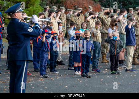 10 novembre 2020 - Yokota Air base, Tokyo, Japon - des jeunes membres de diverses organisations de scoutisme saluent alors qu'un membre de l'orchestre des US Pacific Air Forces joue Taps lors d'une cérémonie de la Journée des anciens combattants à Yokota Air base, Japon, le 10 novembre 2020. Taps est un appel de bugle utilisé à l'origine pour signaler les lumières, mais est maintenant joué lors de diverses cérémonies militaires pour honorer les membres du service qui ont payé le prix ultime. (Crédit image : © U.S. Air Force/ZUMA Wire/ZUMAPRESS.com) Banque D'Images