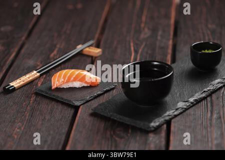 Sushi japonais. Vue de dessus de l'assortiment de sushis nigiri avec saumon sur le fond naturel en pierre, format vertical Banque D'Images