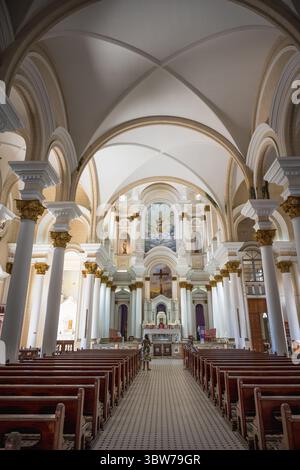 Ilhéus, Brésil — 9 mars 2025. Un plan vertical grand angle de l'intérieur de la Cathédrale de selon Sebastion, située au cœur du cen historique Banque D'Images