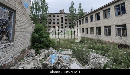 A l'intérieur d'une école détruite dans la guerre Ukraine Banque D'Images
