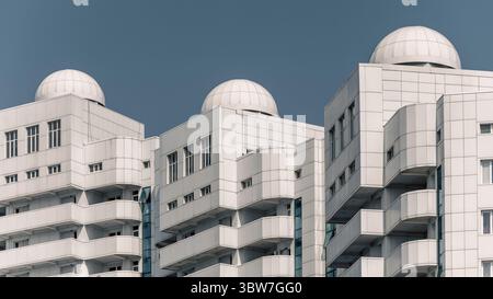 Mur d'un bâtiment moderne sur un fond de ciel bleu fond architectural abstrait Banque D'Images