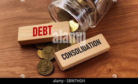 Concept de consolidation de la dette avec des pièces Jar et des blocs en bois Banque D'Images