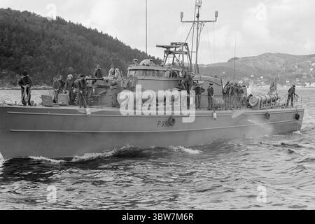 Aktuell 34-3-1970 : Pang Pang pour les 16 ans. Les forces armées sont allées très loin en matière de relations publiques. les 16-17 ans sont invités à des camps d'été, avec voyage et hébergement gratuits, ainsi que 50 couronnes. en argent de poche pour un peu plus d'une semaine. Les 16-17 ans reçoivent des uniformes, une formation au tir au pistolet et des informations sur l'éducation dans les forces armées. Une visite des navires militaires fait partie du programme, et ici les garçons sont à bord d'un torpilleur à moteur.photo : Per Ervik / Aktuell / NTB ***la photo n'est pas traitée*** *le texte est traduit automatiquement* Banque D'Images