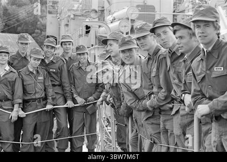 Aktuell 34-3-1970 : Pang Pang pour les 16 ans. Les forces armées sont allées très loin en matière de relations publiques. les 16-17 ans sont invités à des camps d'été, avec voyage et hébergement gratuits, ainsi que 50 couronnes. en argent de poche pour un peu plus d'une semaine. Les 16-17 ans reçoivent des uniformes, une formation au tir au pistolet et des informations sur l'éducation dans les forces armées. Une visite des navires militaires fait partie du programme, et ici les garçons sont à bord d'un torpilleur à moteur.photo : Per Ervik / Aktuell / NTB ***la photo n'est pas traitée*** *le texte est traduit automatiquement* Banque D'Images