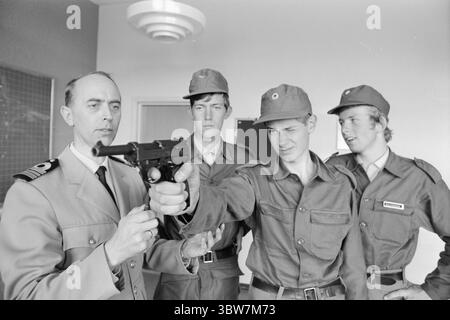 Aktuell 34-3-1970 : Pang Pang pour les 16 ans. Les forces armées norvégiennes sont allées très loin en matière de relations publiques. les 16-17 ans sont invités à des camps d'été, avec voyage et hébergement gratuits, ainsi que 50 couronnes. en argent de poche pour un peu plus d'une semaine. Les 16-17 ans reçoivent des uniformes, reçoivent une formation au tir au pistolet et sont informés de l'éducation dans les forces armées. Photo : Per Ervik / Aktuell / NTB ***la photo n'est pas traitée*** *le texte est traduit automatiquement* Banque D'Images