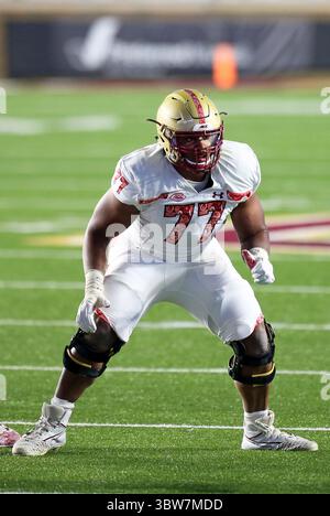 14 novembre 2020 ; Chestnut Hill, ma, États-Unis; le joueur de ligne offensif des Boston College Eagles Zion Johnson (77) en action lors du match de football de la NCAA entre notre Dame Fighting Irish et Boston College Eagles au stade Alumni. Anthony Nesmith/CSM(image de crédit : &copy ; Anthony Nesmith/CSM via ZUMA Wire) Banque D'Images