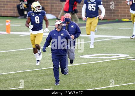 14 novembre 2020 ; Chestnut Hill, ma, États-Unis; Brian Kelly, l'entraîneur-chef de notre Dame Fighting Irish, s'empare du match de football NCAA entre notre Dame Fighting Irish et Boston College Eagles au stade Alumni. Anthony Nesmith/CSM(image de crédit : &copy ; Anthony Nesmith/CSM via ZUMA Wire) Banque D'Images