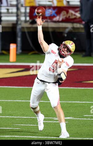 14 novembre 2020 ; Chestnut Hill, ma, États-Unis; le quarterback Phil Jurkovec (5 ans) des Eagles de Boston College lance une passe pendant le match de football NCAA entre notre Dame Fighting Irish et Boston College Eagles au stade Alumni. Anthony Nesmith/CSM(image de crédit : &copy ; Anthony Nesmith/CSM via ZUMA Wire) Banque D'Images