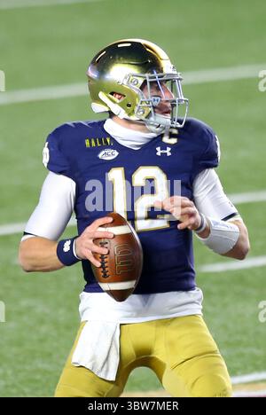 14 novembre 2020 ; Chestnut Hill, ma, États-Unis; notre Dame Fighting Irish quarterback Ian Book (12 ans) en action lors du match de football de la NCAA entre notre Dame Fighting Irish et Boston College Eagles au stade Alumni. Anthony Nesmith/CSM(image de crédit : &copy ; Anthony Nesmith/CSM via ZUMA Wire) Banque D'Images