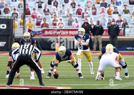 14 novembre 2020 ; Chestnut Hill, ma, États-Unis; notre Dame Fighting Irish quarterback Ian Book (12 ans) en action lors du match de football de la NCAA entre notre Dame Fighting Irish et Boston College Eagles au stade Alumni. Anthony Nesmith/CSM(image de crédit : &copy ; Anthony Nesmith/CSM via ZUMA Wire) Banque D'Images
