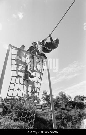 Aktuell 34-3-1970 : Pang Pang pour les 16 ans. Les forces armées sont allées très loin en matière de relations publiques. les 16-17 ans sont invités à des camps d'été, avec voyage et hébergement gratuits, ainsi que 50 couronnes. en argent de poche pour un peu plus d'une semaine. Les 16-17 ans reçoivent des uniformes, une formation au tir au pistolet et des informations sur l'éducation dans les forces armées. Une grande partie du temps du camp d'été est consacrée aux sports et aux activités de plein air. Photo : Per Ervik / Aktuell / NTB ***la photo n'est pas traitée*** *le texte est traduit automatiquement* Banque D'Images