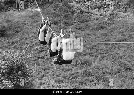 Aktuell 34-3-1970 : Pang Pang pour les 16 ans. Les forces armées sont allées très loin en matière de relations publiques. les 16-17 ans sont invités à des camps d'été, avec voyage et hébergement gratuits, ainsi que 50 couronnes. en argent de poche pour un peu plus d'une semaine. Les 16-17 ans reçoivent des uniformes, une formation au tir au pistolet et des informations sur l'éducation dans les forces armées. Une grande partie du temps du camp d'été est consacrée aux sports et aux activités de plein air. Photo : Per Ervik / Aktuell / NTB ***la photo n'est pas traitée*** *le texte est traduit automatiquement* Banque D'Images
