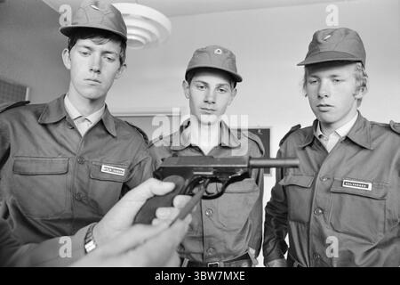 Aktuell 34-3-1970 : Pang Pang pour les 16 ans. Les forces armées norvégiennes sont allées très loin en matière de relations publiques. les 16-17 ans sont invités à des camps d'été, avec voyage et hébergement gratuits, ainsi que 50 couronnes. en argent de poche pour un peu plus d'une semaine. Les 16-17 ans reçoivent des uniformes, reçoivent une formation au tir au pistolet et sont informés de l'éducation dans les forces armées. Photo : Per Ervik / Aktuell / NTB ***la photo n'est pas traitée*** *le texte est traduit automatiquement* Banque D'Images