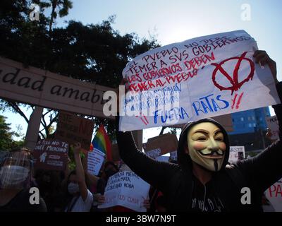 14 novembre 2020, Lima, Pérou : des milliers de manifestants sont descendus dans les rues de Lima lors de la deuxième grande marche nationale pour protester contre la destitution de l'ancien président Marti­n Vizcarra. (Crédit image : © Carlos Garcia Granthon/ZUMA Wire) Banque D'Images