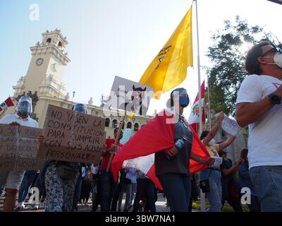 14 novembre 2020, Lima, Pérou : des milliers de manifestants sont descendus dans les rues de Lima lors de la deuxième grande marche nationale pour protester contre la destitution de l'ancien président Martin Vizcarra. (Crédit image : © Carlos Garcia Granthon/ZUMA Wire) Banque D'Images