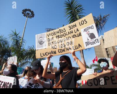 14 novembre 2020, Lima, Lima, Pérou : des milliers de manifestants sont descendus dans les rues de Lima lors de la deuxième grande marche nationale pour protester contre la destitution de l'ancien président MartÃ­n Vizcarra. (Crédit image : © Carlos Garcia Granthon/ZUMA Wire) Banque D'Images
