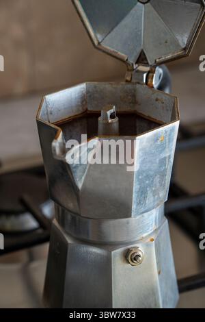 Gros plan détaillé de l'intérieur vide d'une cafetière italienne traditionnelle à moka, montrant le filtre et la texture de l'aluminium avant la préparation du café Banque D'Images